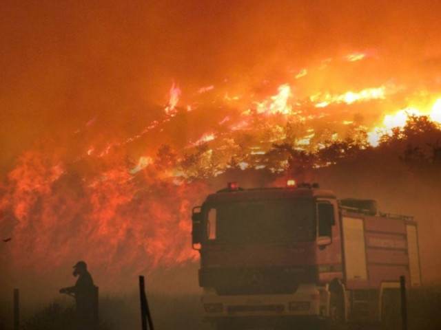 Ολονύχτια μάχη των ανδρών της Πυροσβεστικής με τις φλόγες