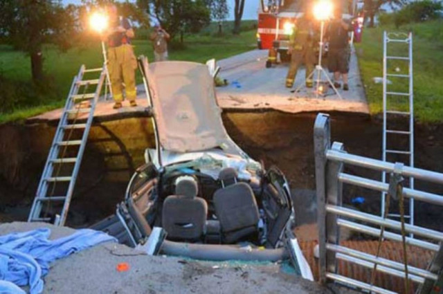 ΗΠΑ: Απίστευτο ατύχημα! Έπεσαν σε κρατήρα και τους πάτησε φορτηγό! (video)