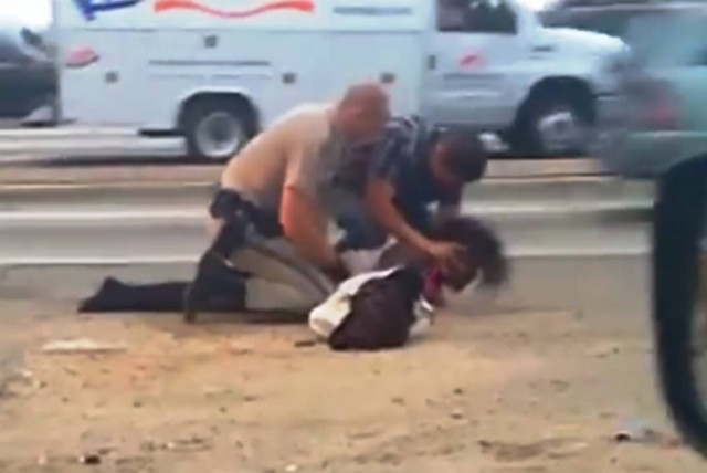 ΗΠΑ: Αστυνομικός χτυπά με απίστευτη βιαιότητα ανήμπορη γυναίκα! (vid)