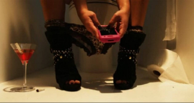 Η τεχνολογία μας κρατάει περισσότερη ώρα στην τουαλέτα