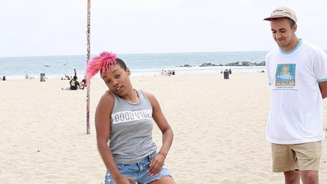 Φάρσα: Άνθρωποι χορεύουν χωρίς μουσική (Video)