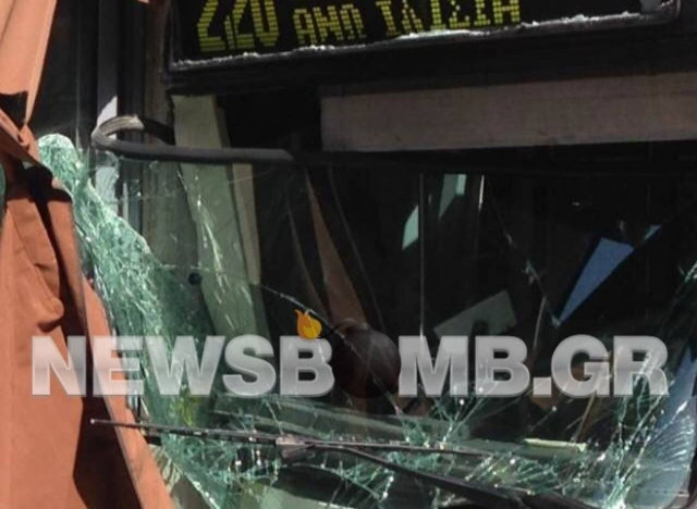 Αστικό λεωφορείο έπεσε σε καφετέρια
