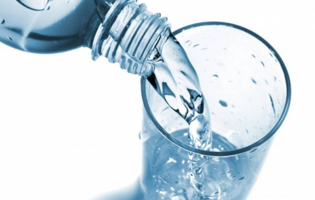 Πέντε λόγοι για να πιείτε νερό με άδειο στομάχι