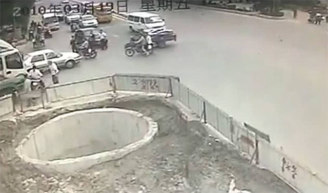 Αυτός είναι ο πιο ατζαμής οδηγός σκούτερ (vid)