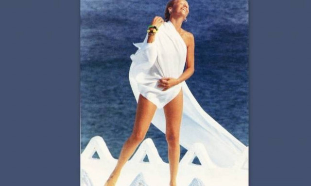 Η γυμνή φωτογράφιση της Ζωής Λάσκαρη στη Δήλο που εξόργισε την -τότε- ΝΔ