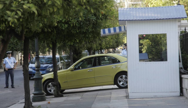 Δείτε ποιος πολιτικός πήγε στο Μαξίμου με ταξί (pics)