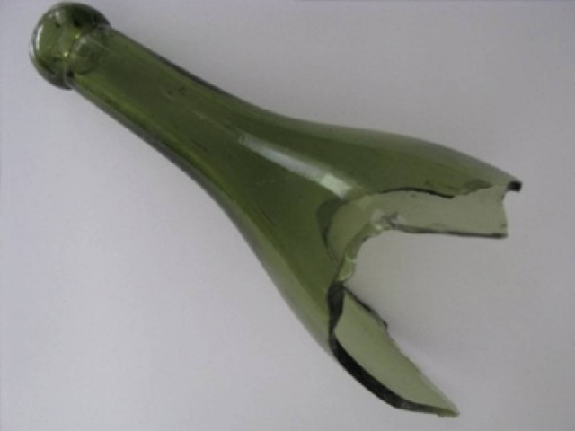 Τον τραυμάτισε στο λαιμό με σπασμένο μπουκάλι