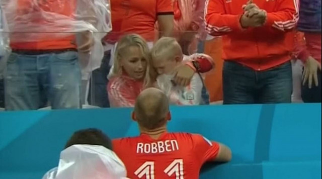 Μουντιάλ 2014: Η στιγμή που ο γιος του Ρόμπεν συγκίνησε τον πλανήτη! (vid)