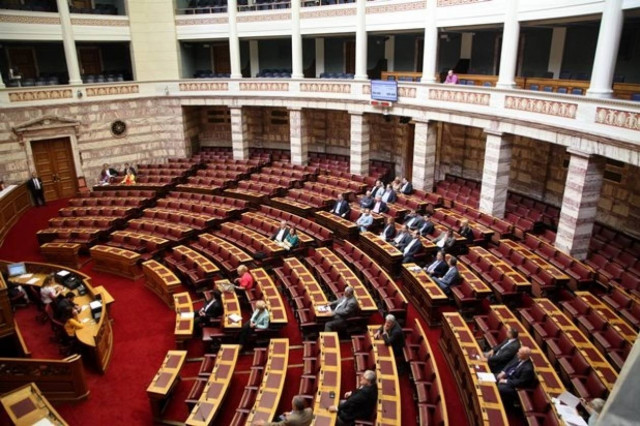 Βουλή: Τρεις κι ο... κούκος για το δημοψήφισμα (pics)