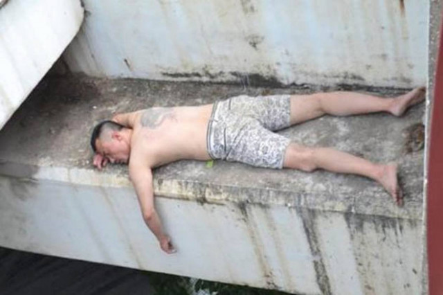 Η... Ωραία Κοιμωμένη! Ξύπνησε κάτω από γέφυρα φορώντας μόνο το εσώρουχο! (pics)