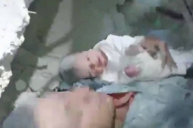 Ύμνος στη ζωή-Η στιγμή που βρέφος απεγκλωβίζεται από τα συντρίμμια (vid)