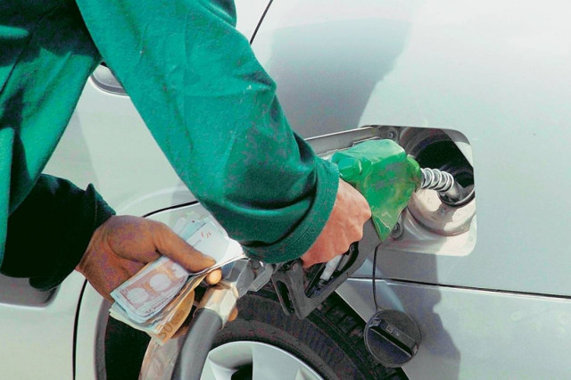 Κάθε χρόνο τα... ίδια - Ανεβαίνει πάλι η τιμή της βενζίνης