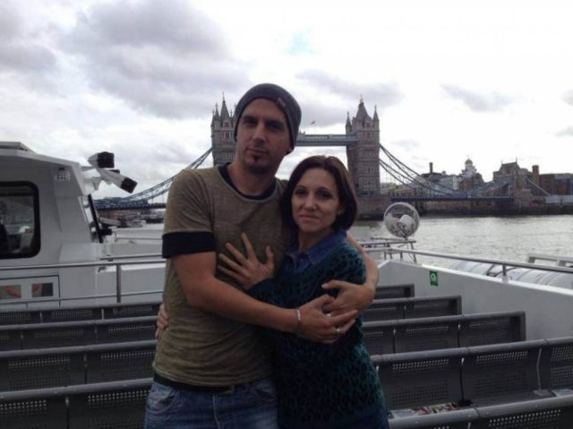 Έμαθε ότι ο σύζυγος της ήταν νεκρός μέσω twitter! (pics)