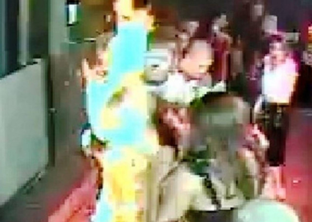 Η τρομακτική στιγμή που πορτιέρης βάζει φωτιά σε φοιτητή (pics)