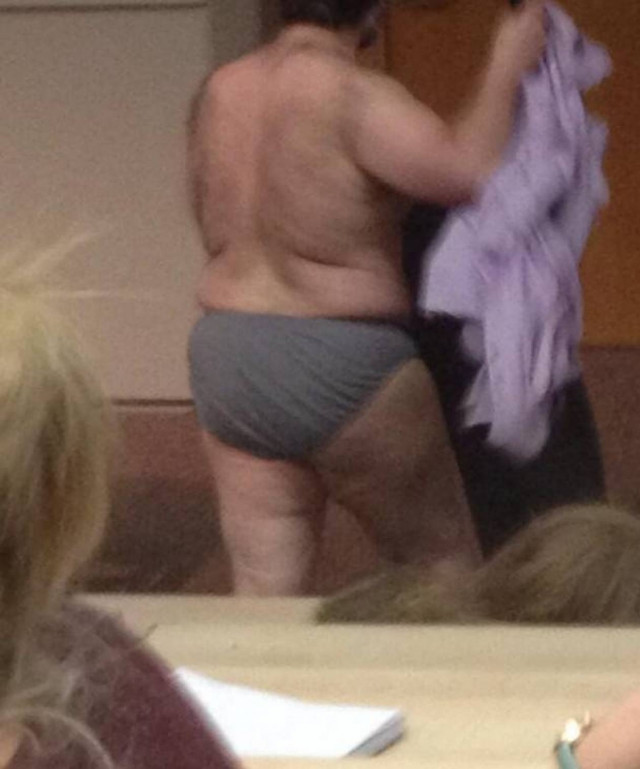 Καθηγητής Πανεπιστημίου έκανε στριπτίζ στην τάξη! (pics+video)