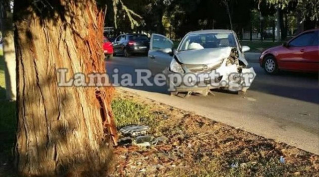 Αυτοκίνητο «καρφώθηκε» σε δέντρο