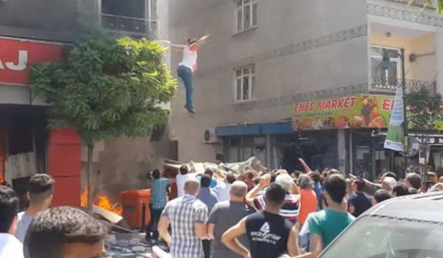 Τουρκία: Έγκυος γυναίκα πηδάει από μπαλκόνι για να σωθεί από φωτιά  (vid)