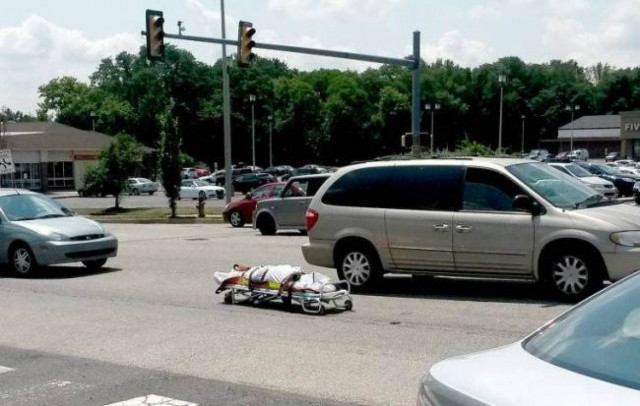 Πτώμα έπεσε στη μέση του δρόμου από ιατροδικαστικό βαν!