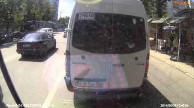 Κι ενώ περπατάς αμέριμνος στο πεζοδρόμιο… (Video)