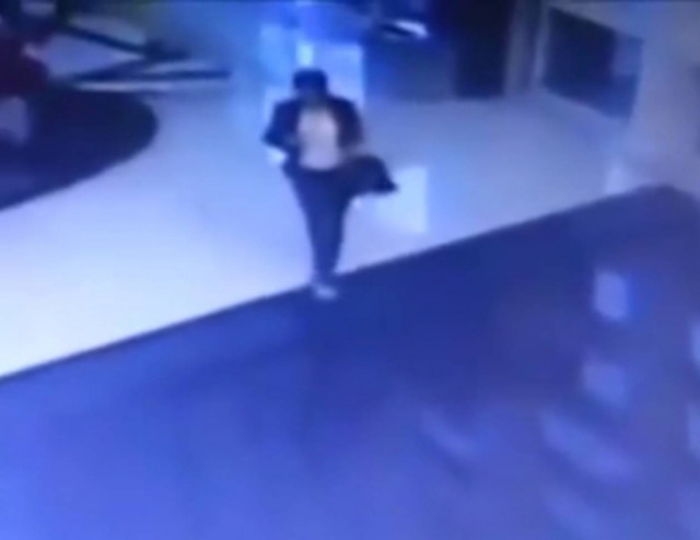 Κοίταζε το κινητό και έπεσε στην... (pics+ video)