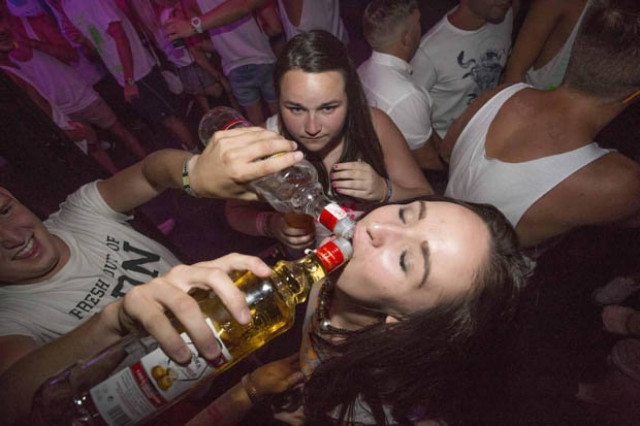 Τουρίστες συρρέουν στην πόλη του σεξ! (προσοχή: ακατάλληλες εικόνες)