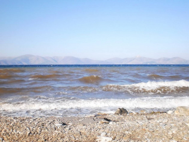 Ραφήνα: Λουόμενος έπεσε σε βράχια και τραυματίστηκε