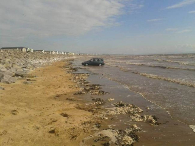 Δεν παρκάρουμε ΠΟΤΕ σε παραλία! (pics)