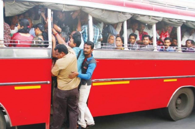 Απλά ένας Ινδός ανεβαίνει μια σκάλα. Με μια μηχανή στο κεφάλι! (video+pic)