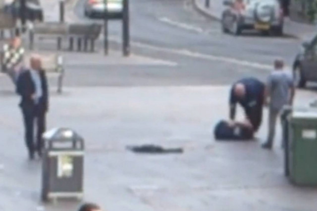 Χτύπησαν αλύπητα άστεγο γιατί τον ... σιχάθηκαν! (βίντεο)