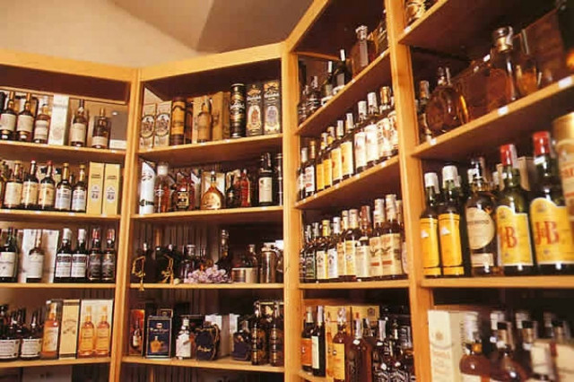 Μαρμάρι: Δύο συλλήψεις για κλοπές ποτών αξίας 1.600€