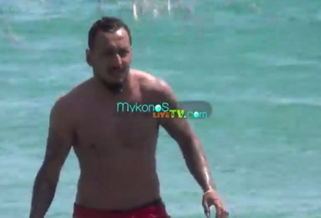 Ο Κώστας Μήτρογλου «οπλίζει» στην Μύκονο (video)