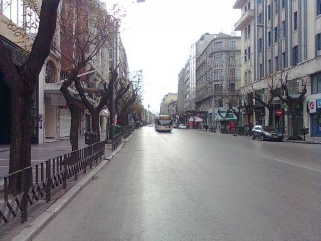 Μεθυσμένος αφοδεύει μέρα-μεσημέρι στην Τσιμισκή - Δείτε το βίντεο!