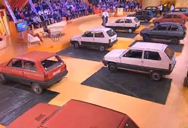 Ο άνθρωπος που αναποδογυρίζει αυτοκίνητα με τα χέρια (Video)