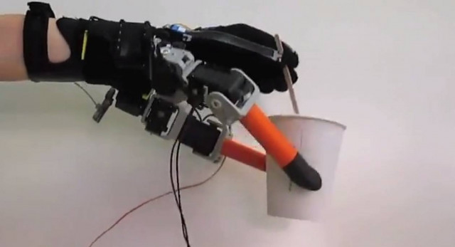 Απίστευτο: Κατασκεύασαν επιδέξιο «χέρι» με επτά δάχτυλα (vid)