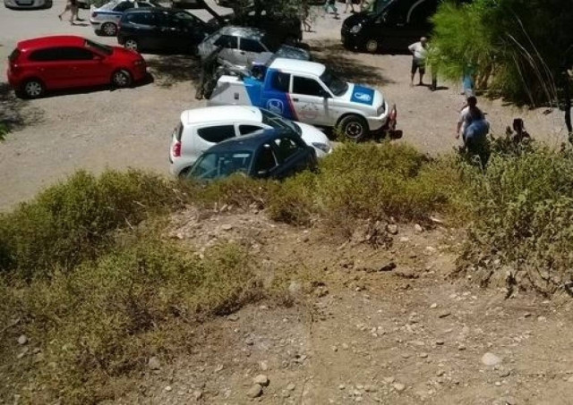 Τουρίστας πάτησε γκάζι και έπεσε στο γκρεμό (pics)