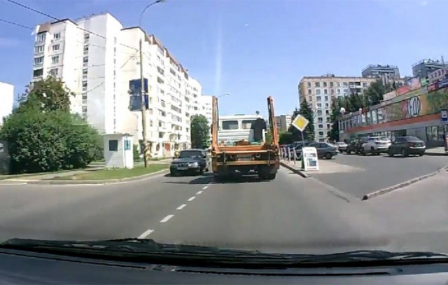 AΠΙΣΤΕΥΤΟ: Την πάτησε φορτηγό και... (Video)