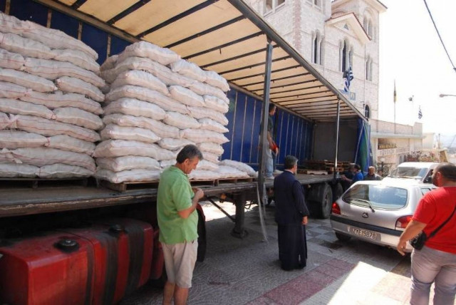 Καματερό: Εξήντα τόνους πατάτας μοιράζει η ΕΑΣ Νάξου (pics-vid)