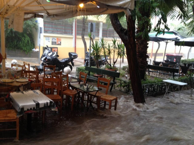 Στο έλεος της κακοκαιρίας η Αθήνα! Πλημμύρισαν δρόμοι (pics+vid)