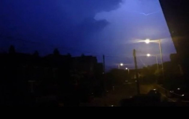 Βιντεοσκοπούσε τη βροχή και τη χτύπησε... κεραυνός! (βίντεο)