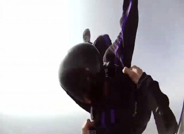 Βίντεο που κόβει την ανάσα: Το αλεξίπτωτο δεν άνοιξε! (βίντεο)