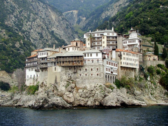 Το Άγιο Όρος «ξεπλένει» τη ντροπή της εξωτερικής μας πολιτικής