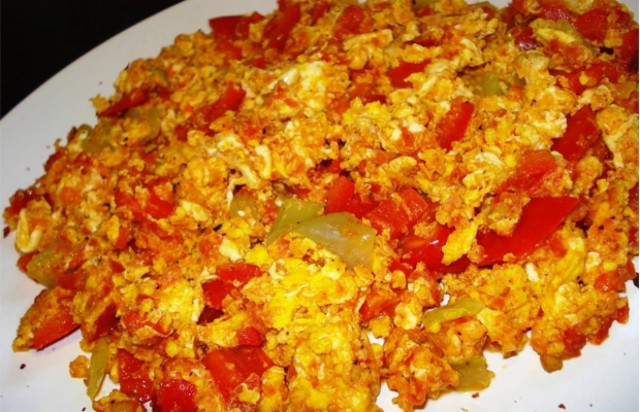 Στραπατσάδα με γραβιέρα και κρεμμύδια