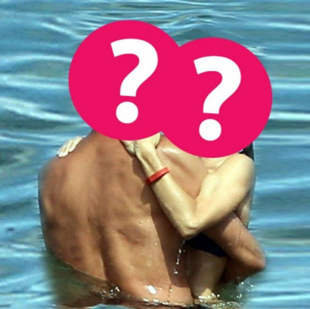 Ποιο διάσημο ζευγάρι δεν... κρατιέται; Δείτε τους σε στιγμές πάθους στη θάλασσα