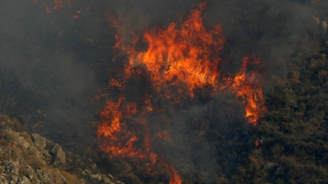 Σε εξέλιξη φωτιά στο όρος Μαίναλο