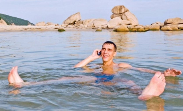 Τι να κάνετε εάν το smartphone σας πέσει στο νερό