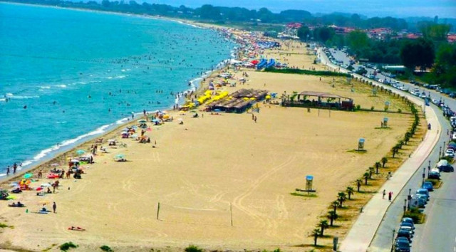 Γέμισαν Σκοπιανούς οι παραλίες της Κατερίνης