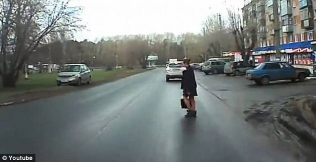 Θαύμα: Τη χτύπησε αυτοκίνητο και σηκώθηκε! (pics+video)