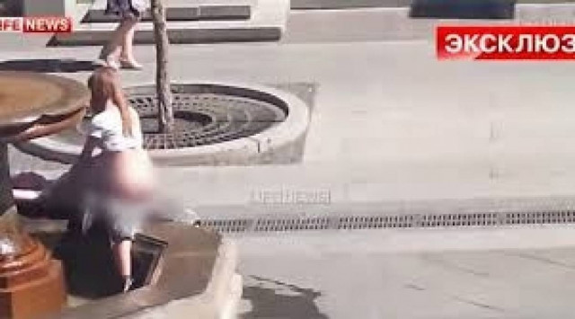 Βίντεο: Αναζητούν το ασυγκράτητο ζευγάρι που έκανε σεξ στο συντριβάνι