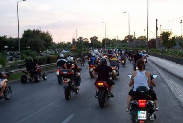 Οι «Αγανακτισμένοι Μοτοσυκλετιστές» συμπαρίστανται στις απολυμένες καθαρίστριες