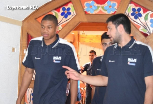 «Πάτησε» Καρπενήσι η Εθνική – Με χαμόγελο έφτασαν οι διεθνείς μας (pics)